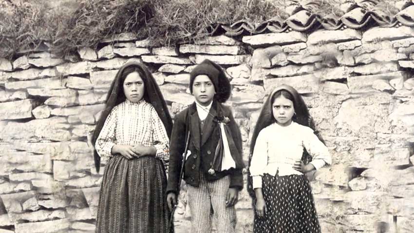 Os três pastorinhos que viram Nossa Senhora de Fátima em 1917